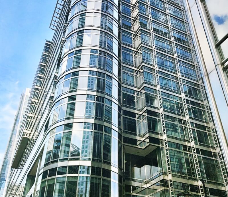 유리창이-많은-빌딩건물