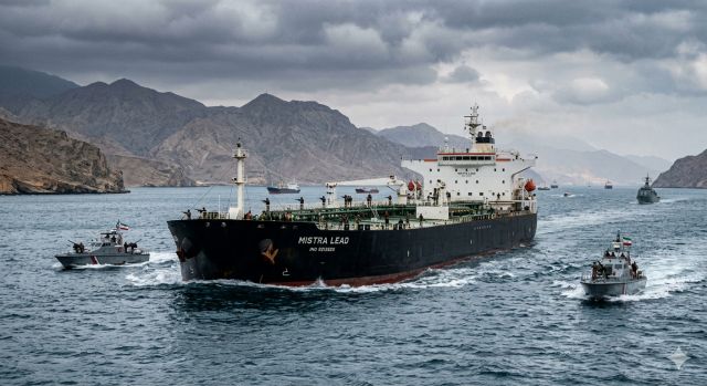 호르무즈 해협 유조선과 중동 지정학 리스크 상황을 보여주는 이미지