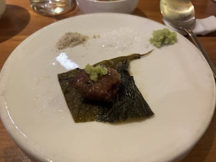 와사비잎 위에 양고기와 와사비사 올려져있다.
접시 위에 함초소금, 말돈소금, 와사비가 조금씩 있다.