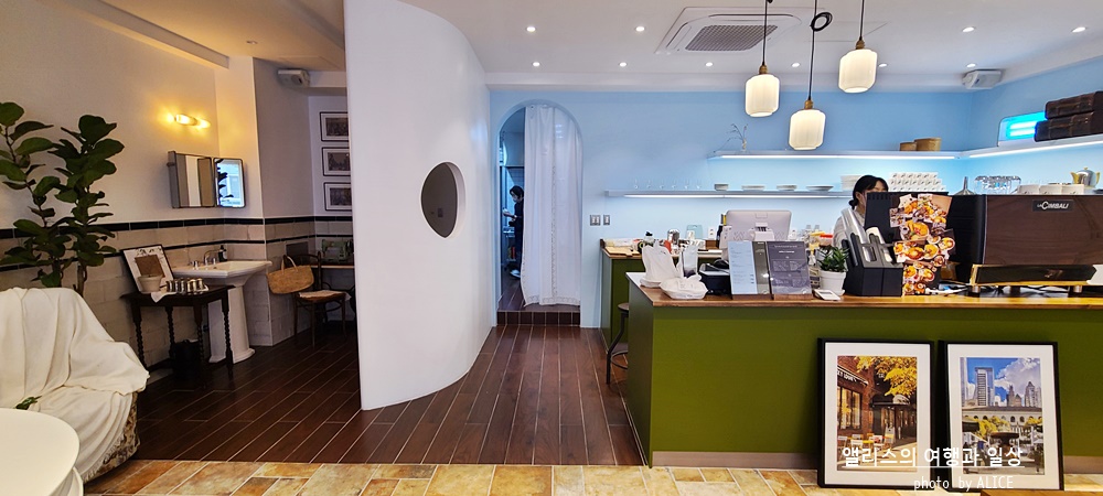 부산 광안 카페, 스누피 핫 케이크에 딸기라테 - 유럽 가정집 같이 따뜻한 분위기, 브런치 맛있는 카페