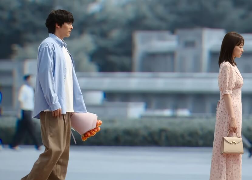 꽃다발을 들고 다해의 뒤를 따라가는 귀주