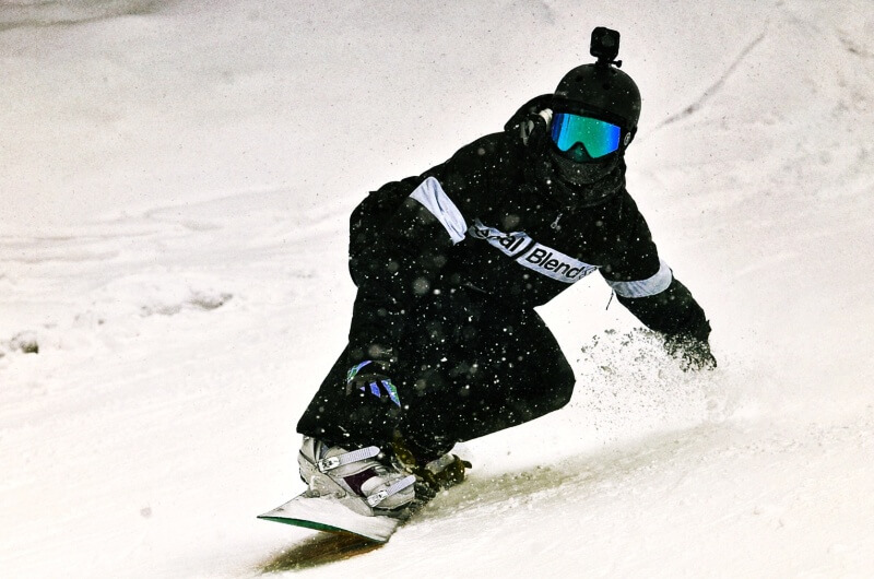 보드-타고-내려오는-사람