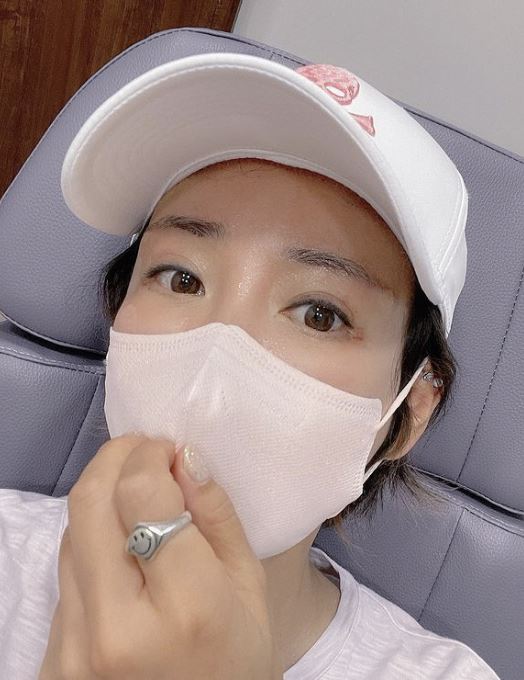 모자와 마스크를 쓴 이상아의 모습