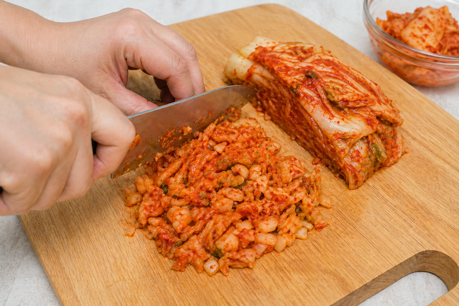 김치 잘게 써는 장면