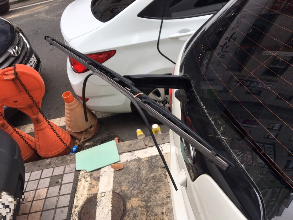 뉴QM5 후방 와이퍼 교체 전, 손상된 고무패드 모습