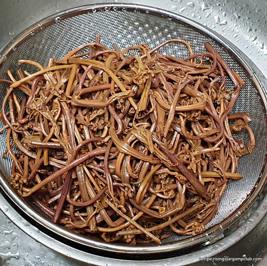 고사리나물에 들어갈 완전히 손질이 끝난 고사리를 채반에 받쳐 놓은 사진