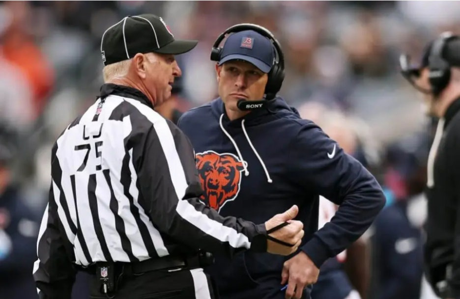 시카고 베어스의 벤 존슨 감독. 심판에게 페널티에 대한 불만을 쏟아내는 모습