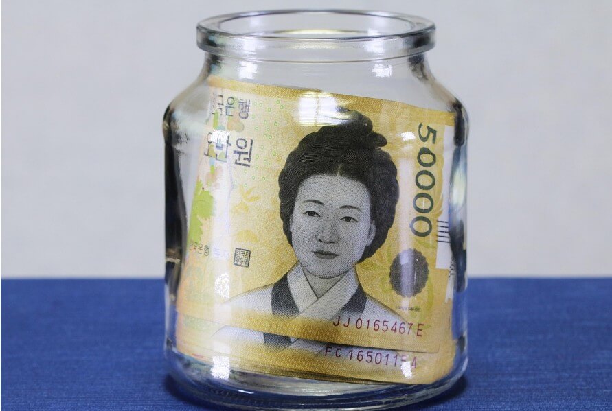 병 안에 들어 있는 지폐