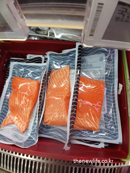연어가 진공 포장되어 있는 마트 진열 사진 – 오메가3와 단백질이 풍부해 원형탈모 예방과 두피 염증 완화에 좋은 음식