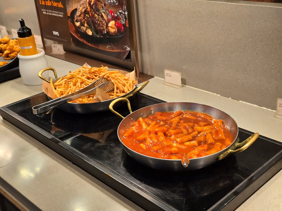 빕스 샐러드바 사진: 떡볶이와 감자튀김