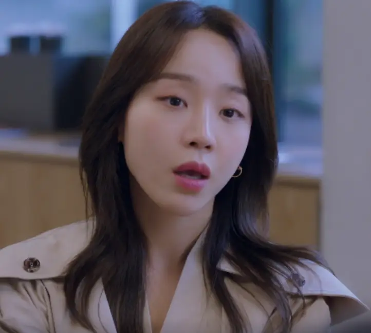 버버리를 입고 앉아 따지고 있는 신햬선