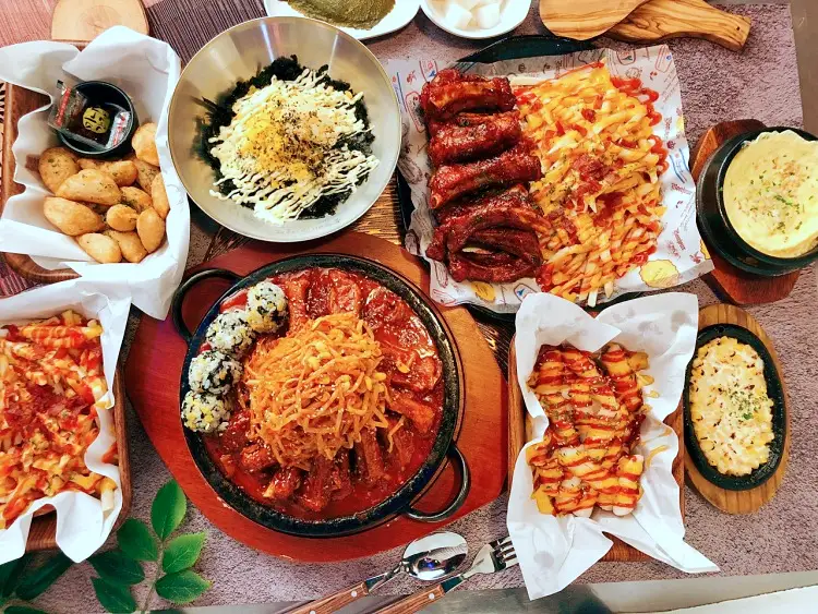 제209회 놀라운토요일 놀토 성남 모란 민속5일장 시장 매운 김치 치즈 등갈비 맛있는 식당 아이브 안유진, 레이, 이서 추천 맛집 소개
