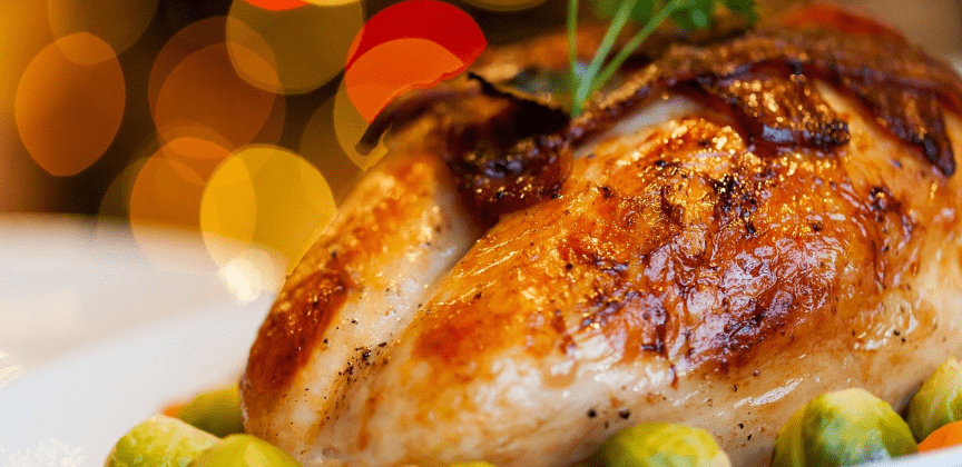 구운 칠면조 요리가 접시에 담겨 놓여 있다