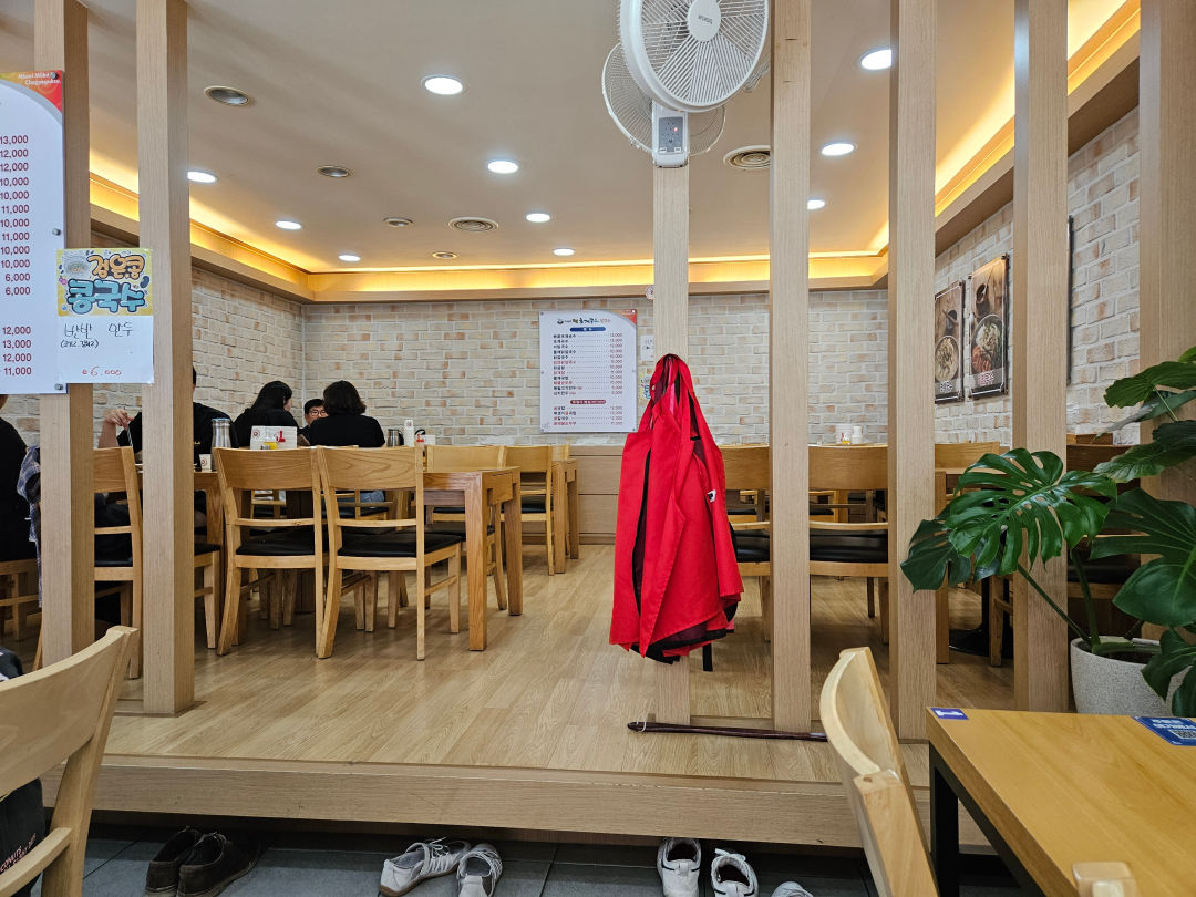 미사리 밀빛 초계국수 매장 내부