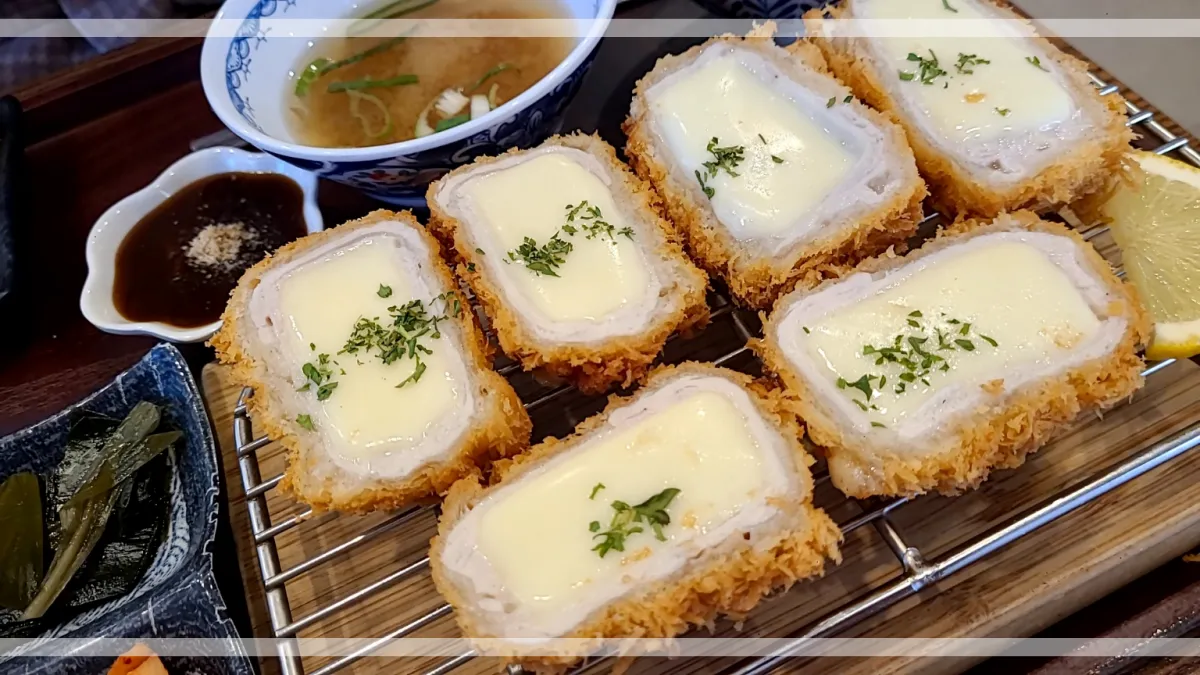 치즈 가득한 치즈돈까스 장국 돈까스소스