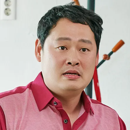 빨강 티셔츠에 짧은 머리를 하고 있는 무인도의 디바 서정호