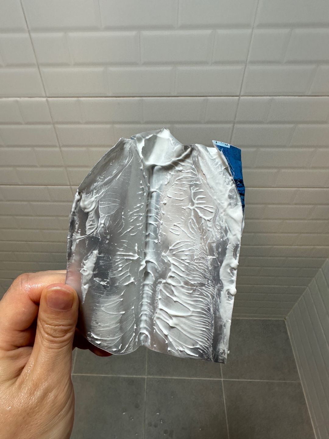 치약 튜브를 반으로 자른 사진