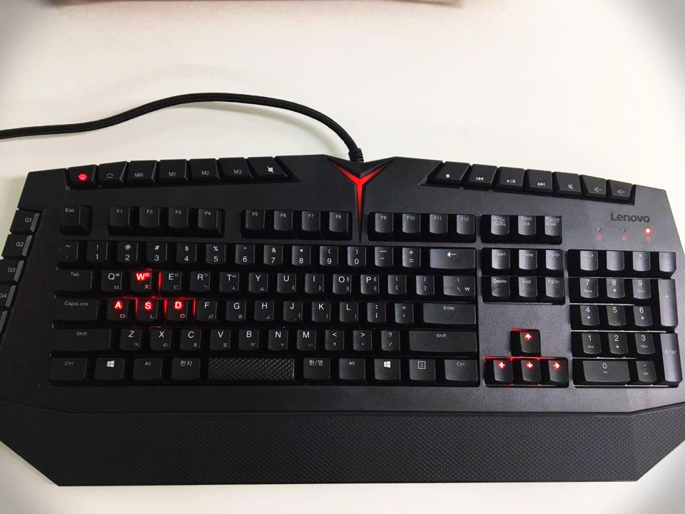 레노버 Y 게이밍 키보드, ASDW 키와 방향키 LED 강조