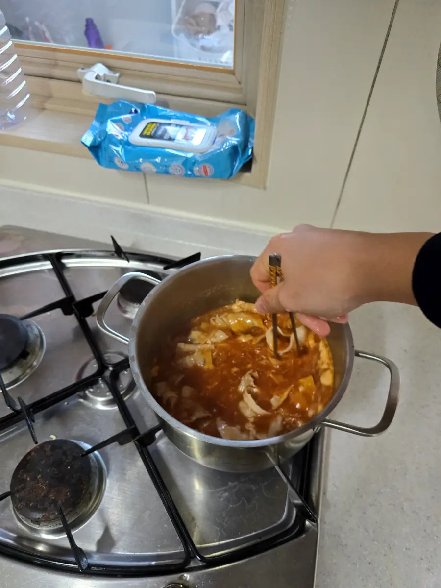 냄비에 투하한 액상소스를 잘 섞는 모습