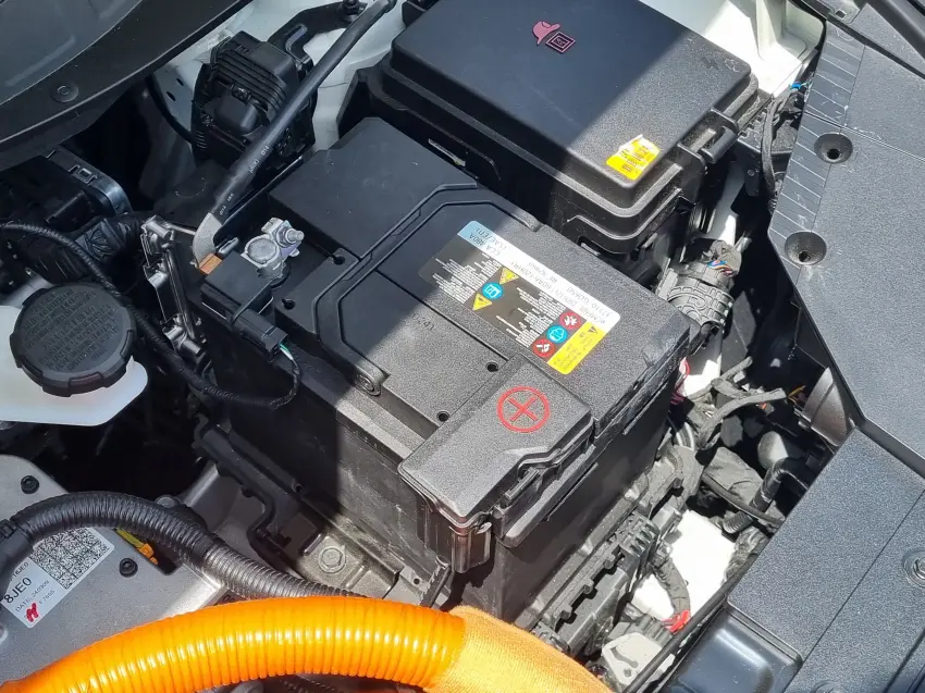 12V 보조 배터리를 신품으로 교체 받은 모습입니다.