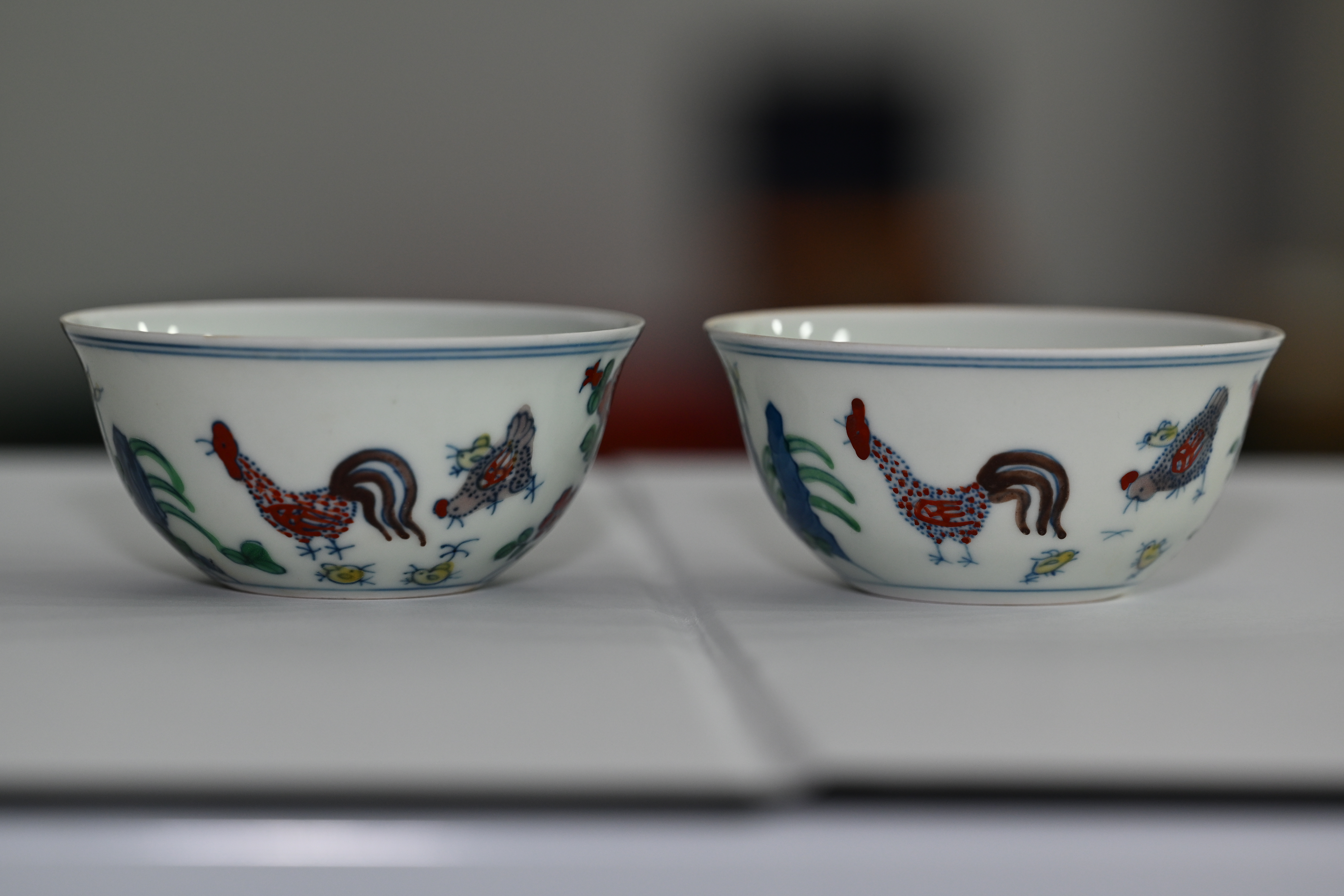 * **名称 Description:** 明代成化年斗彩鸡缸杯 (명대 성화년 투채 계항배)
* **年代 Period:** 明 代 (명대)
* **质地 Quality:** 陶 瓷 (도자)
* **尺寸 Size:** 高: 4cm 口径: 8.5cm
* **质量 Weight:** 一对 (한 쌍