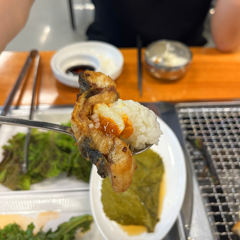 숟가락에-흰쌀밥&#44;-장어&#44;-마늘&#44;-쌈장이-올려져있습니다.(6)