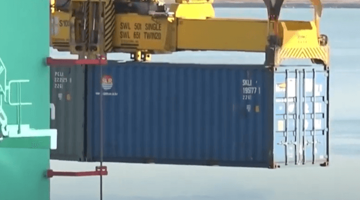 요소수 생산 재료 이동 장면