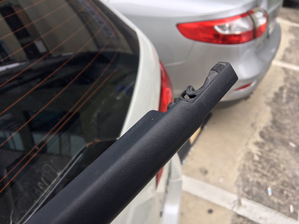 리어 와이퍼 암 연결부 근접사진