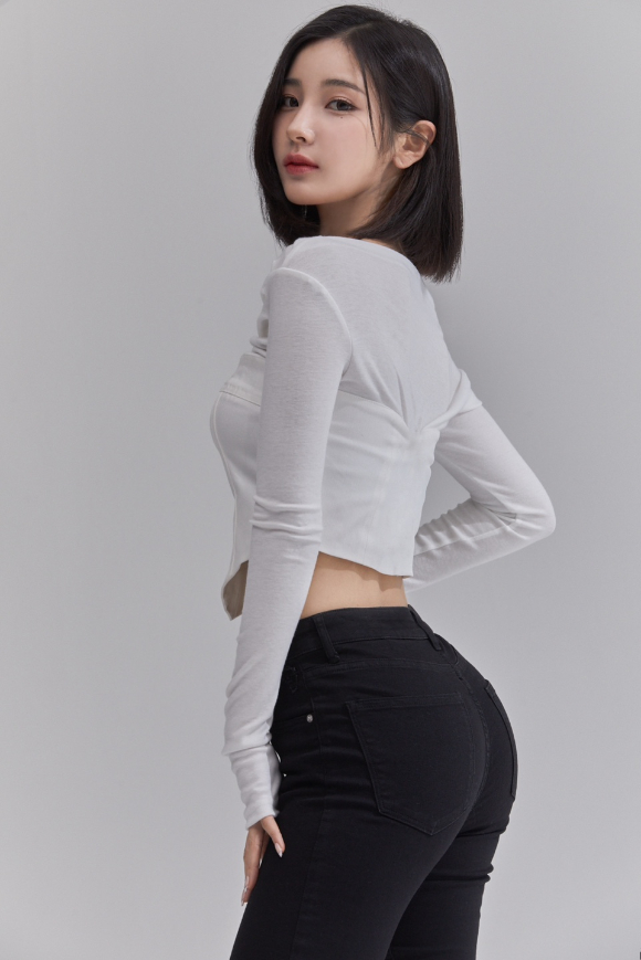 앨리스 소희가 화보를 촬영했다. [사진= 아이오케이 컴퍼니(IOK COMPANY)&#44; 비비안 ]
