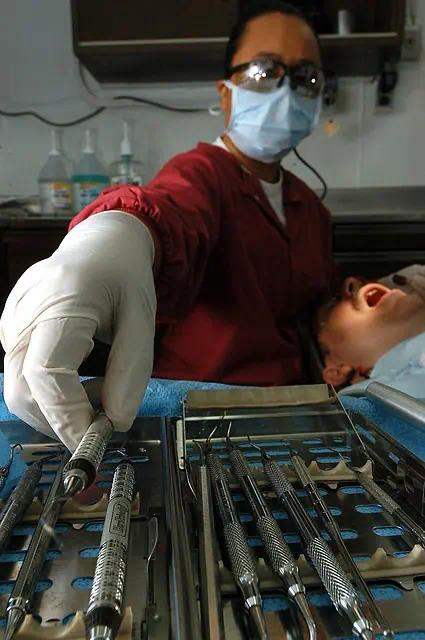 임플란트 수술하기위해 도구를 집는 치과의사의 모습