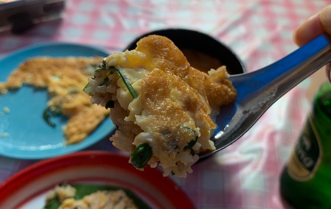 볶음밥 위에 계란올리기