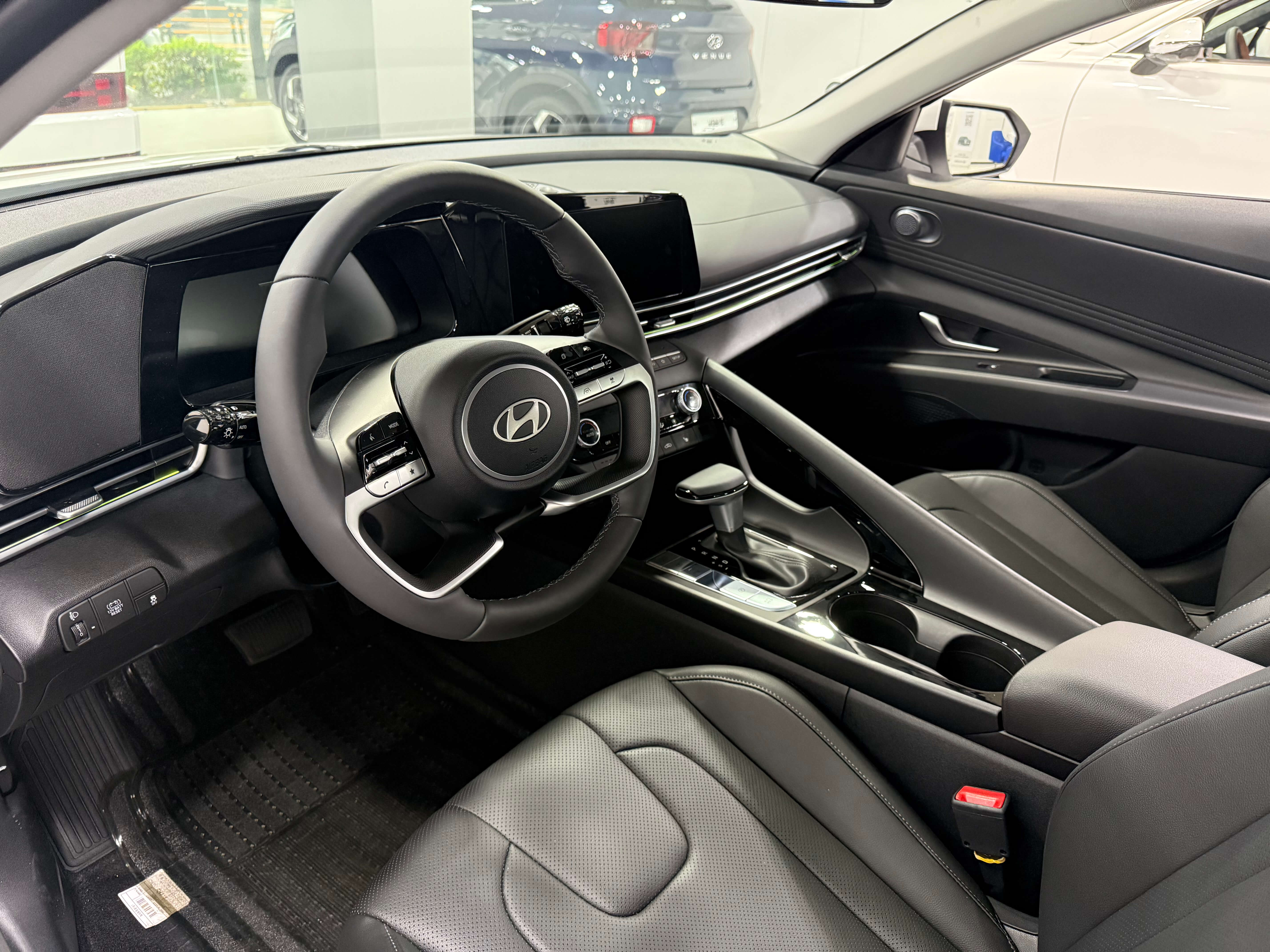 아반떼 블랙 실내