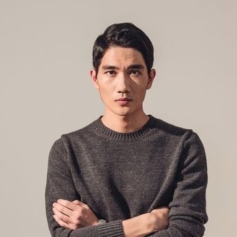 엄태구 배우가 팔짱을 끼고 있는 모습