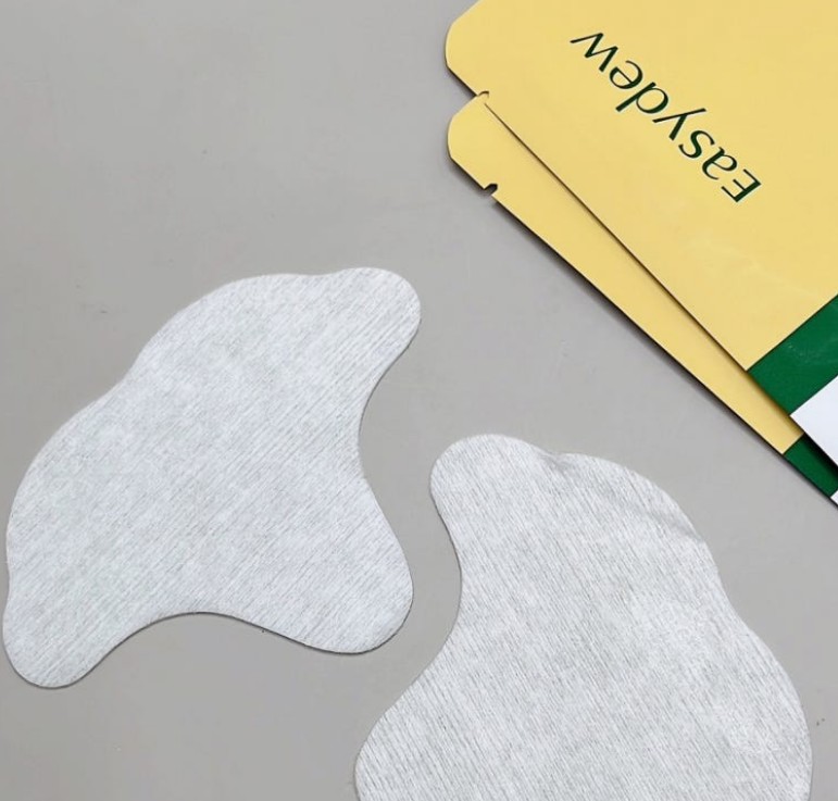 이지듀-선패치-파우치와-필름이-있는-사진입니다.