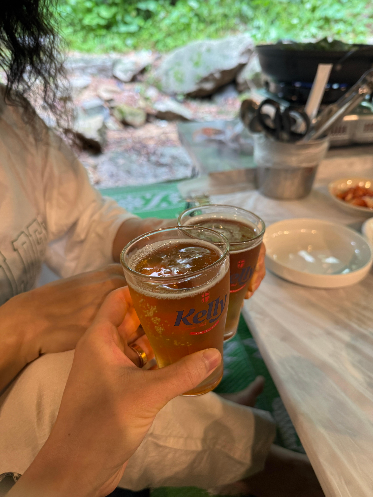 장흥계곡에서 찬솔이 외할머니&amp;#44; 찬솔이 엄마가 맥주 한잔 하는 사진