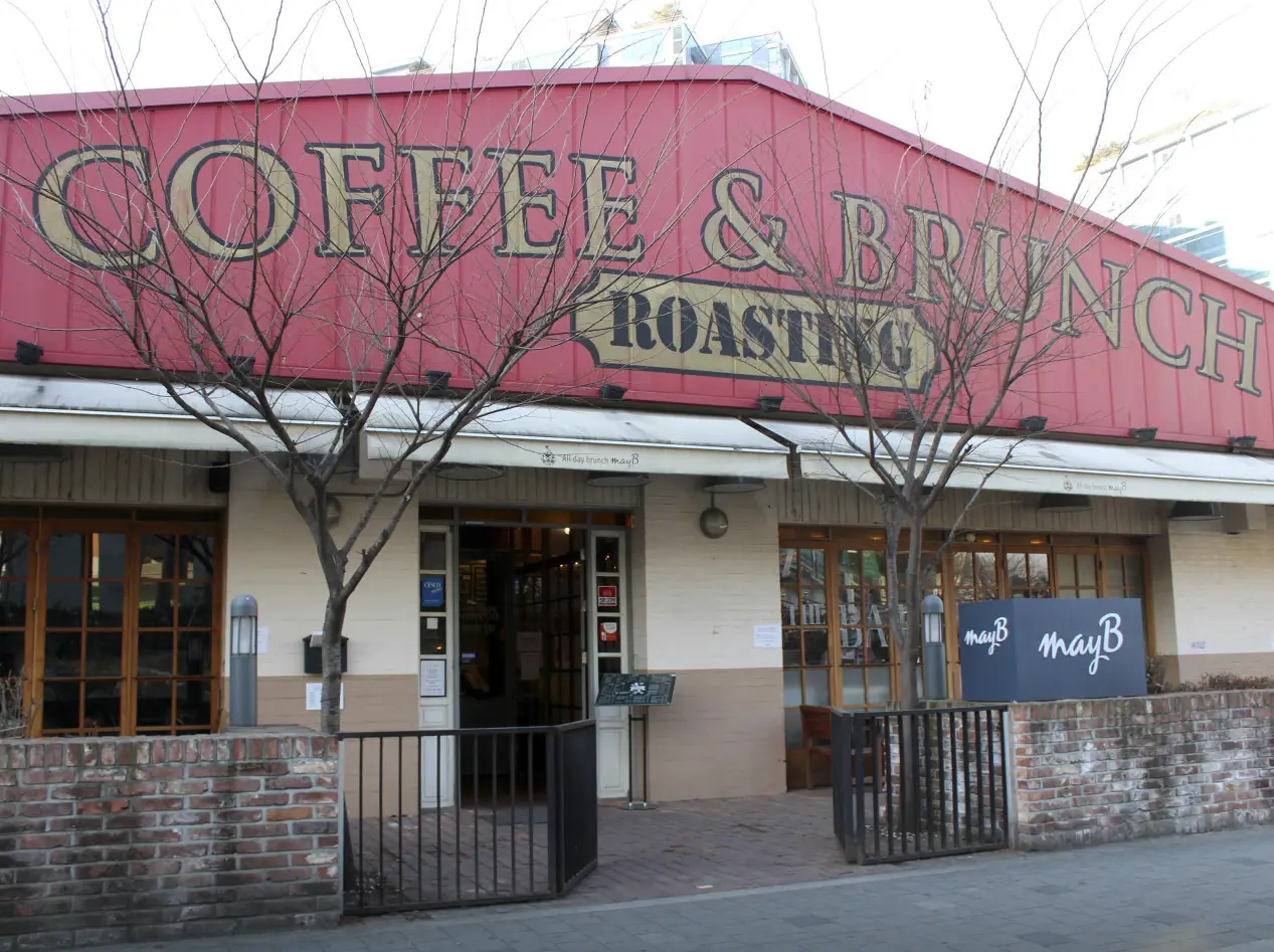 메이비카페-매장입구