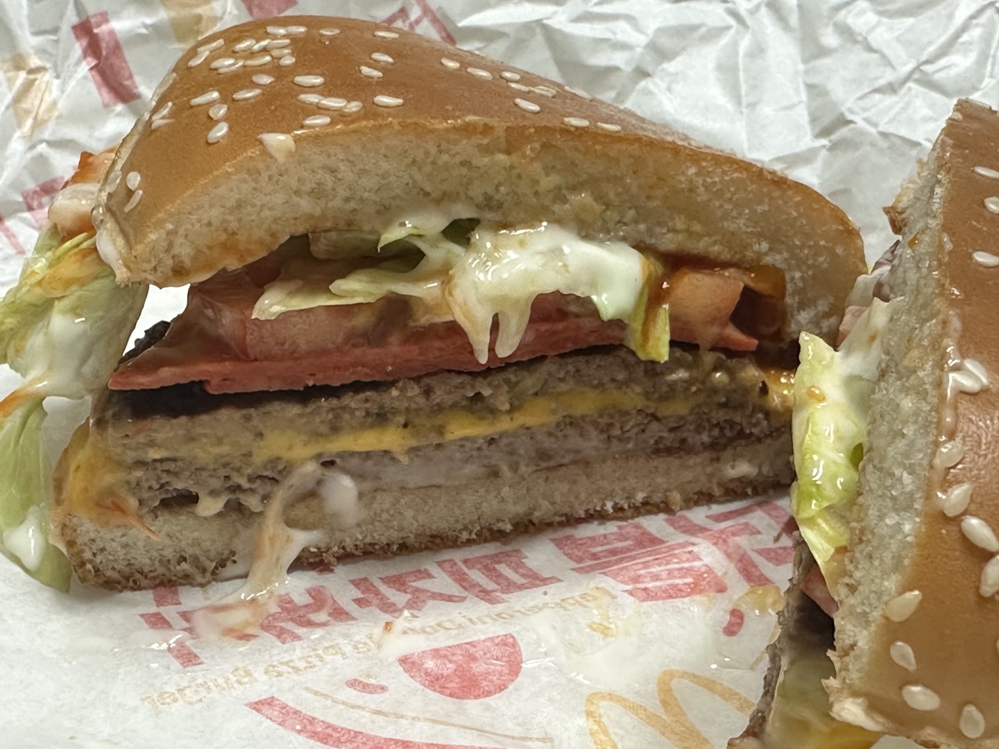 맥도날드 페퍼로니피자버거 절반 자른 단면도