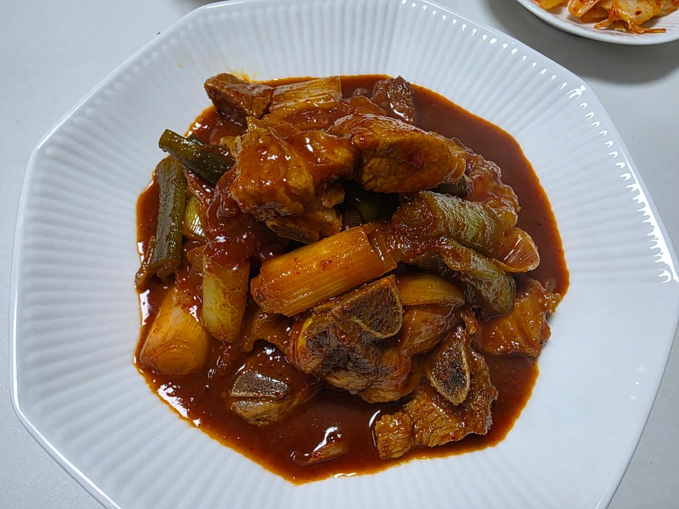 완성된 매운 돼지갈비찜 플레이팅 사진 1