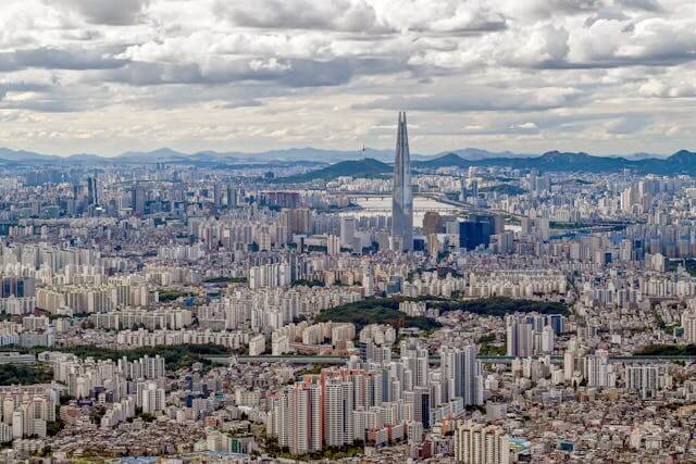 강남과 강북 부동사 시장 비교, 서울의 롯데월드타워가 보이는 조감도