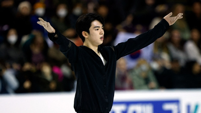 알트태그-남자 피겨 차준환 선수가 연기를 마치고 관중들에게 인사를 하고 있습니다.