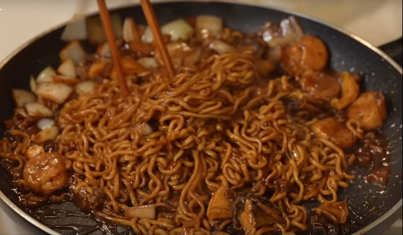 짜파게티를 잘 비비는 모습