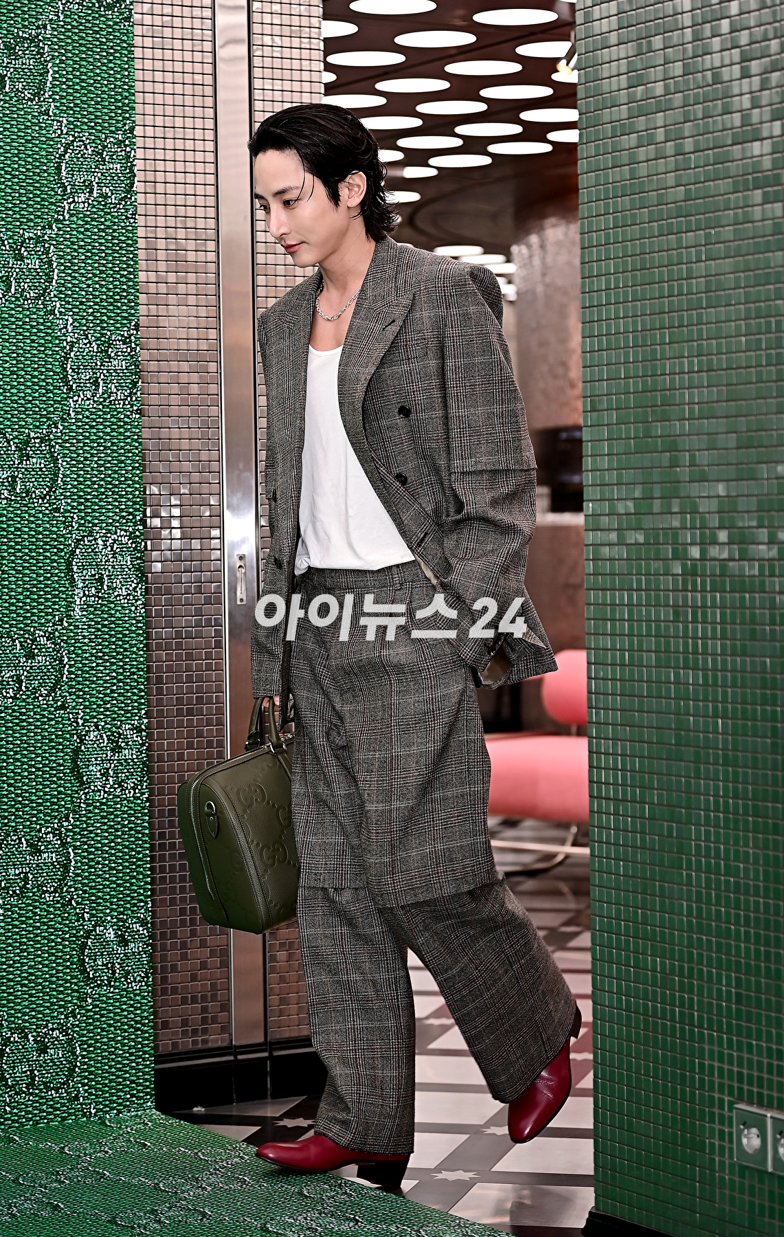 모델 이수혁이 6일 오후 서울 용산구 구찌가옥에서 열린 구찌(GUCCI) 신제품 출시 기념 행사에서 포토타임을 갖고 있다. [사진=곽영래 기자]