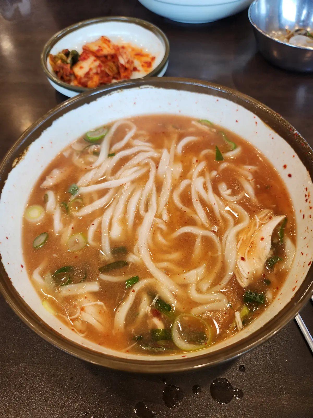 일산-대표-맛집-줄서서-먹는-일산칼국수-본점-매운-다대기-양념을-추가한-닭칼국수
