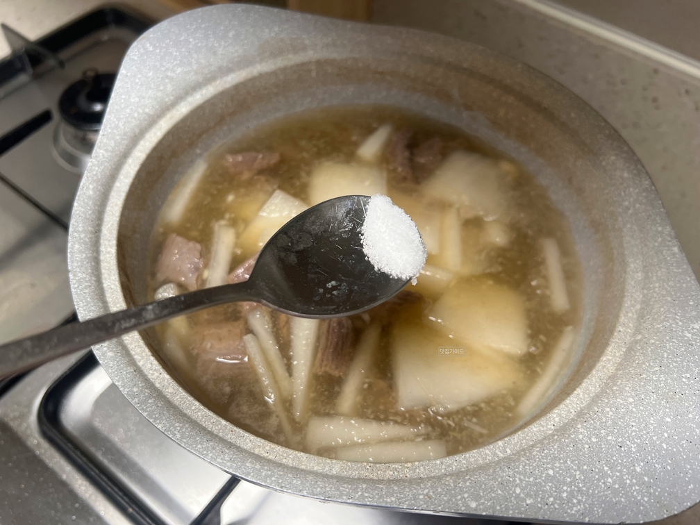 소금은 입맛에 맞게 조금만 넣어 주세요