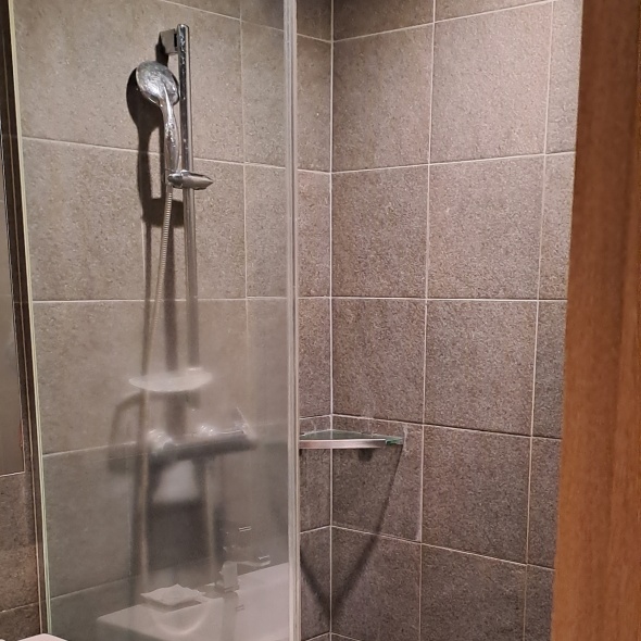 샤워부스가 설치되어 있습니다.