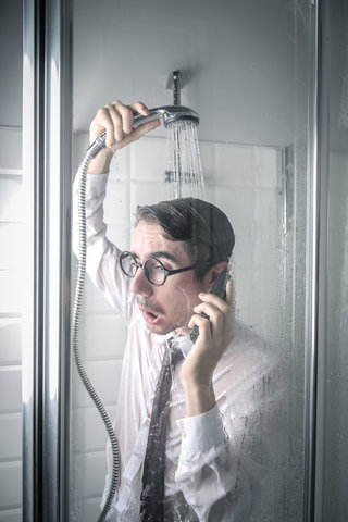 옷을 입고 목욕하는 꿈