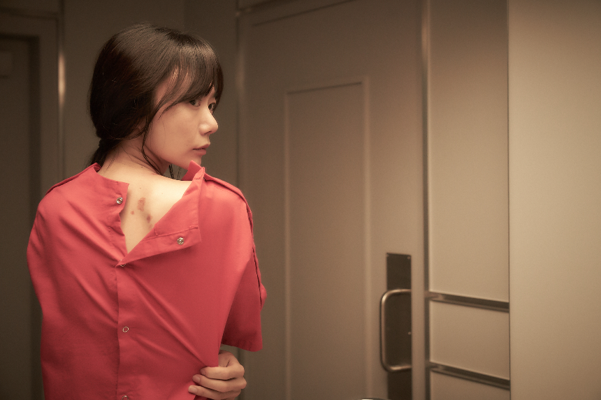 2025 영화 &amp;#39;바이러스&amp;#39; 리뷰 : 감염되면 사랑에 빠지는 독특한 로맨스