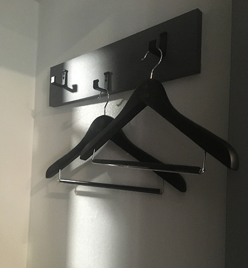 디올호텔-옷걸이