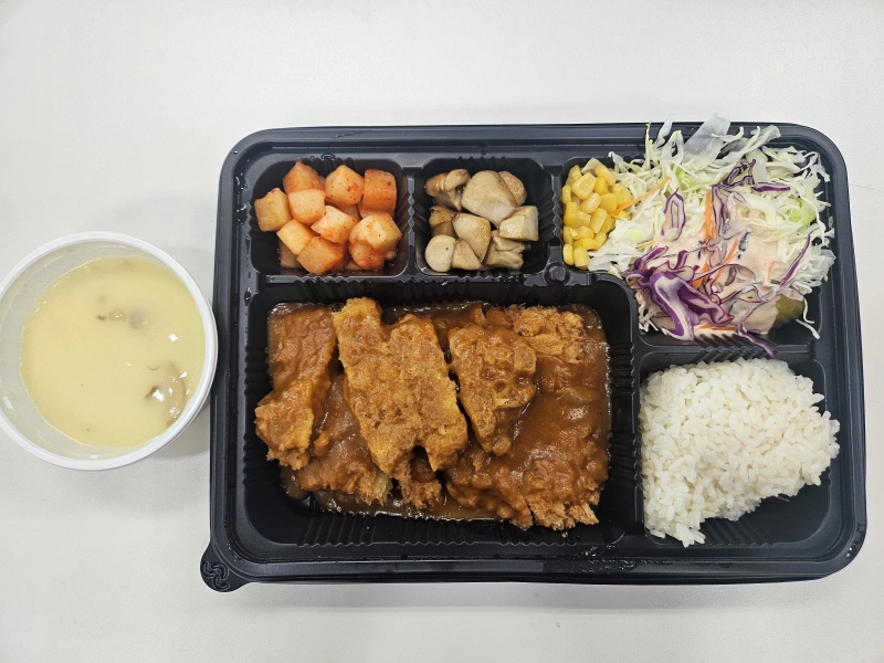 서울왕돈까스-쿠팡이츠배달-배달용기-깍두기-버섯-야채-밥-돈까스-스프