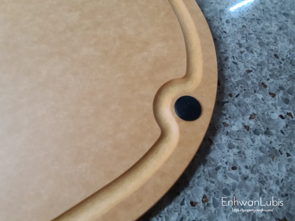 도마의-모서리-확대사진-모서리가-둥글고-미끄럼방지-고무1개와-가장자리에-홈이패여있는